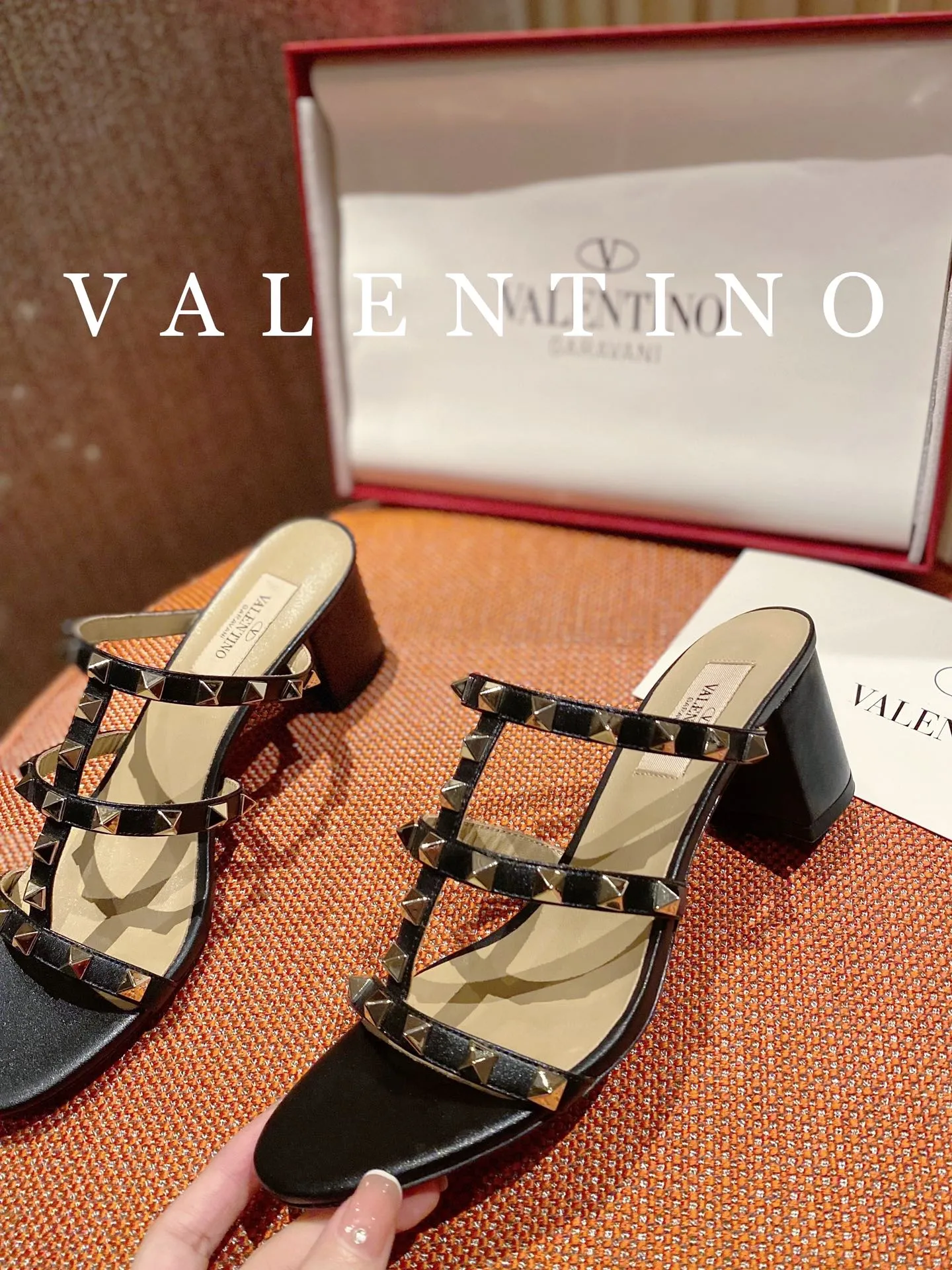 👟👟Ex-factory price 440👟👟 Women's shoes, women's clothing, women's shoes, women's clothing, high-end quality 𝑉𝐴𝐿𝐸𝑁𝑇𝐼𝑁𝑂 Valentino ♡ͥ | Level 🔍 The classic King flip flops are also so beautiful The particularly high-quality hardware brings out a full sense of high-end. After putting it on your feet, you will be stunned and look super slim! The new season lives up to expectations! Worth buying ★Imported cowhide is absolutely high-grade ❥Original method is absolutely sensual ❥Elegant style creates a different feeling🙈 Simple temperament style!  ♡ show bdetails ———————————— ⊿▸: Size｜35-40 (customized at 40.41.42) ⊿▸: Material｜Imported cowhide ⊿▸: Material | Padded sheepskin ⊿▸: Material | Italian🇮🇹 genuine leather outsole ⊿▸: Heel height｜6cm